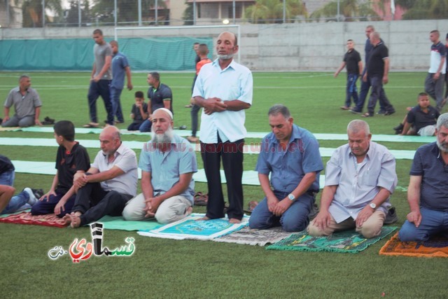 فيديو : المئات يؤدون صلاة عيد الأضحى والرئيس عادل بدير والأهالي يتصافحون ويهنئون ويعم السرور كل الحضور